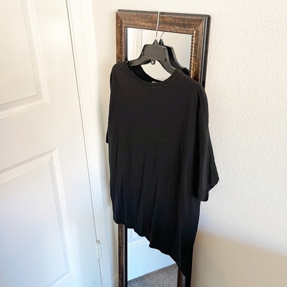 Tresics black thigh side slit basic tee - Picture 2 of 5